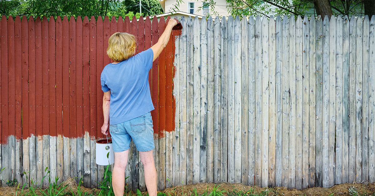 how to paint a fence during rainy season