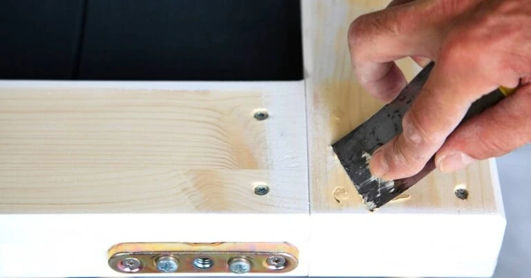 Improve the appearance of wooden surfaces with this product.